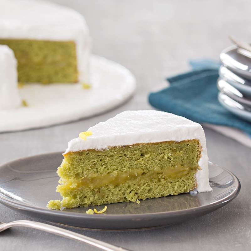 Торт з зеленим чаєм Матча, вкритий лимонною глазуррю