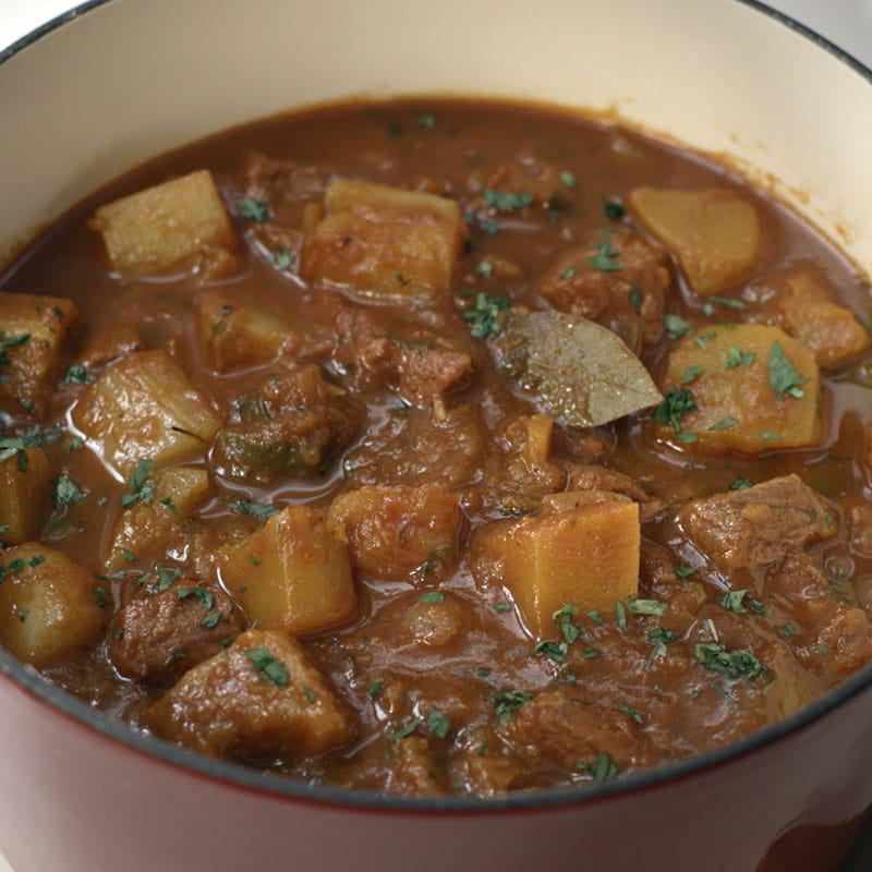 Яловичина тушкована з гарбузом тапіокою і бананами для смаження по латиноамериканськи