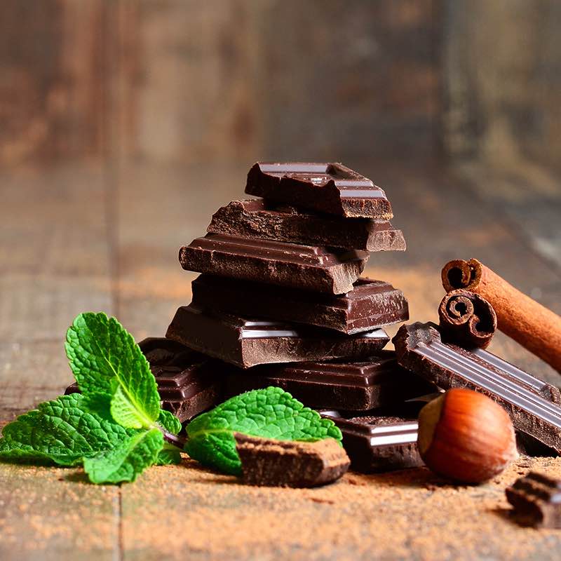 Гірко солодкий шоколадний торт з базиліком та кремом маракуї