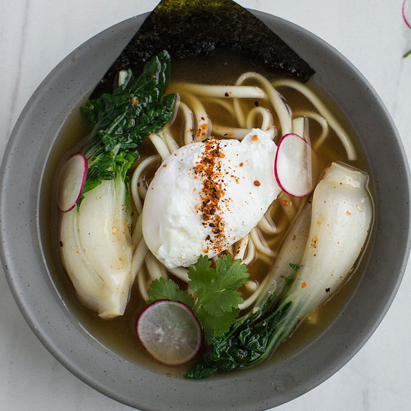 Бульйон з боніто локшини Удон та яйцем пашот