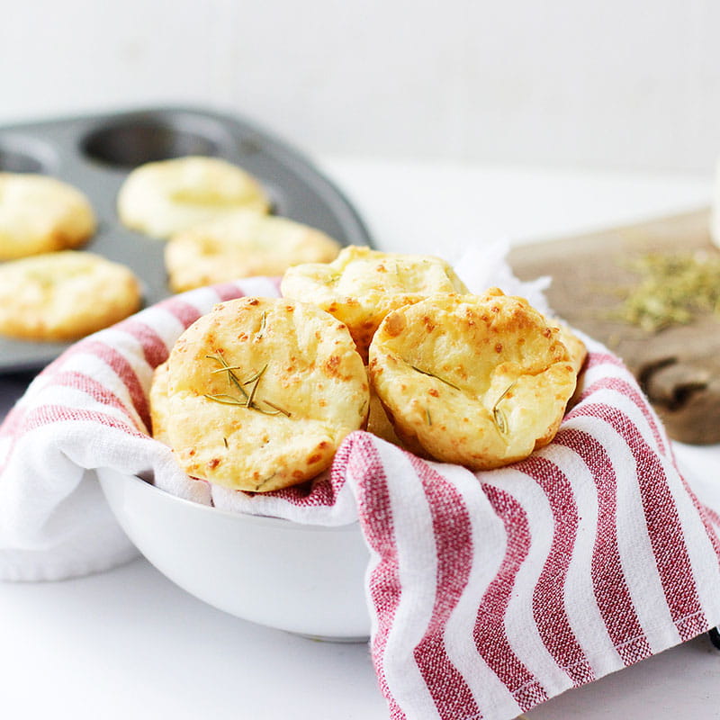 Бразильські сирні булочки з розмарином і чорним перцем