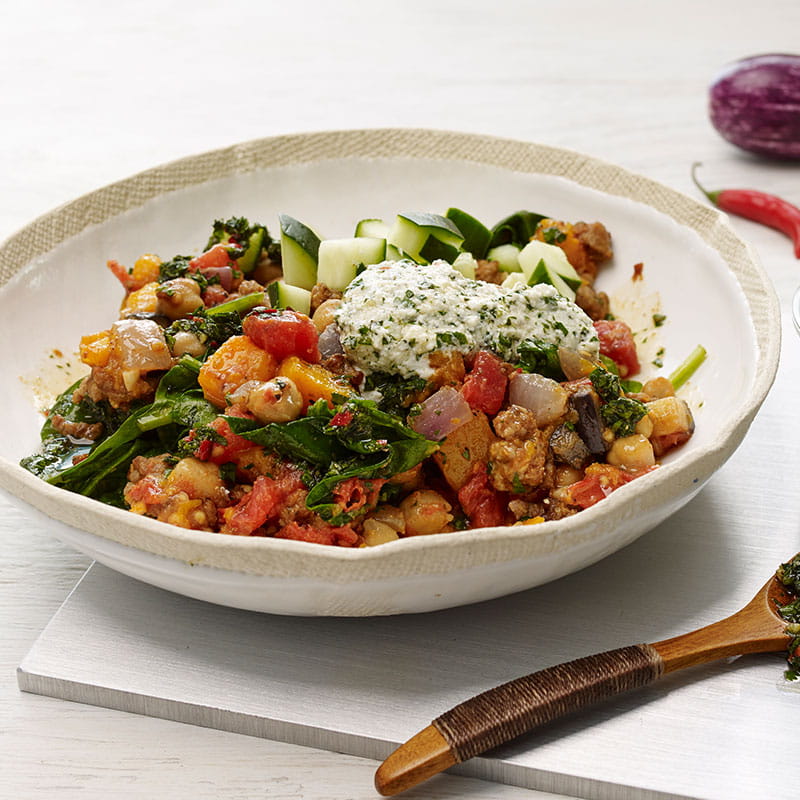 Сніданок хеш з нуту та ягнячого фаршу з соусом схуг