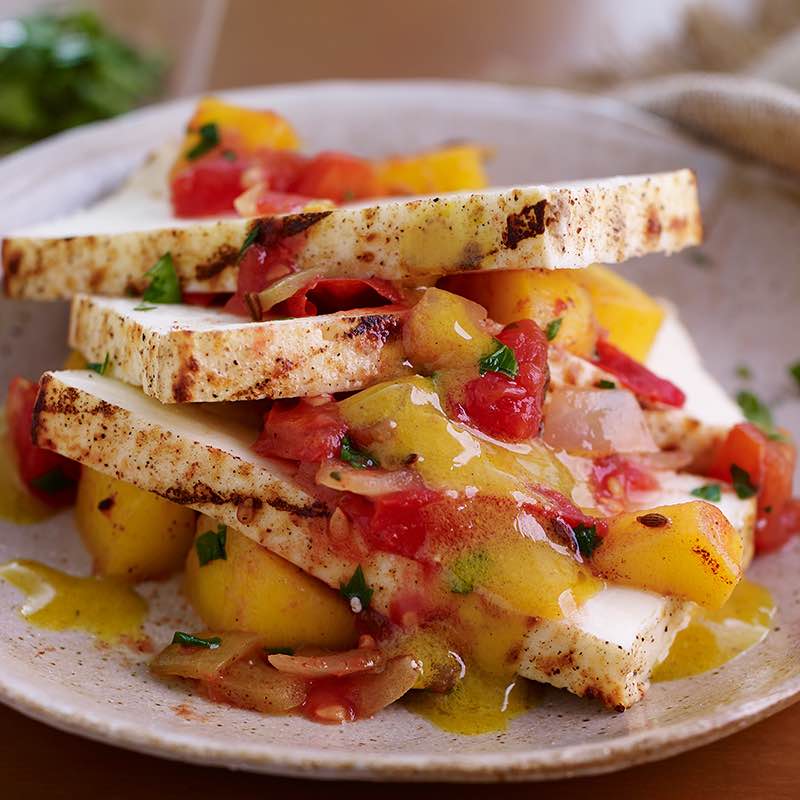 Сир панір на грилі  з приправою чатні з манго і томатів та заправкою з карі