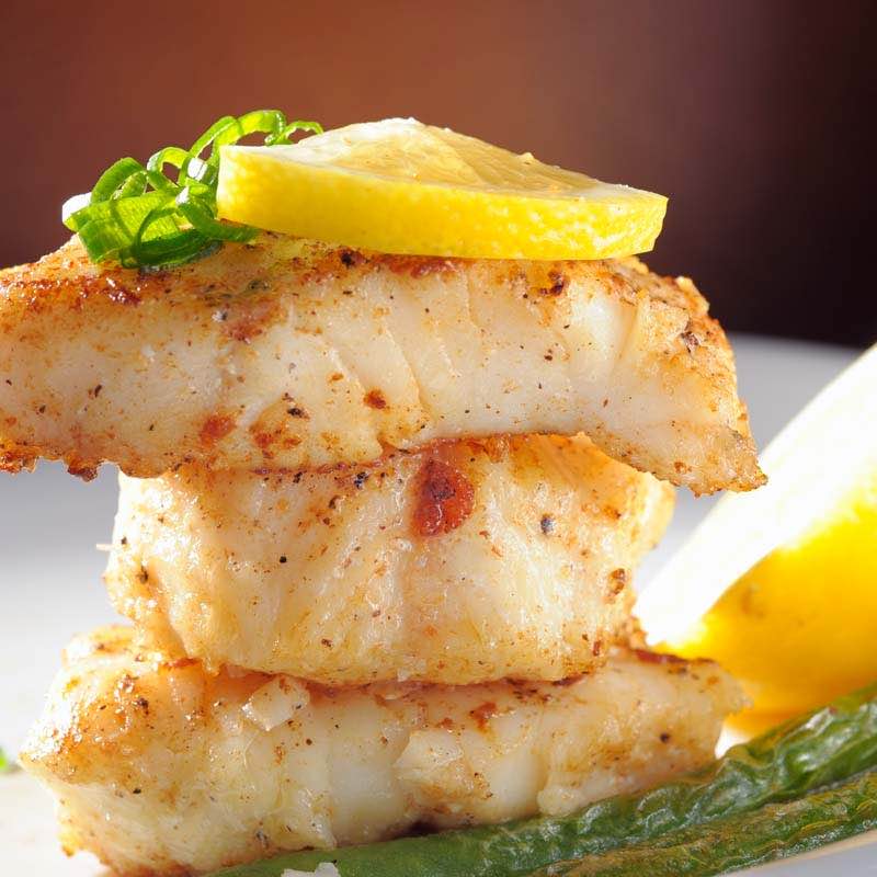 Тріска запечена в золотистій паніровці з вітамінним салатом