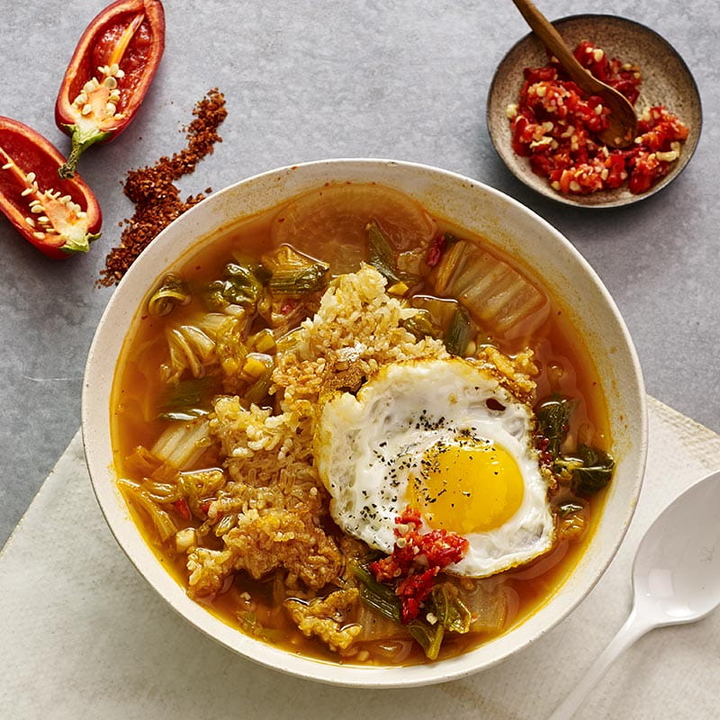 Чашка бульону Кімчі з розсипчастим рисом і смаженим яйцем