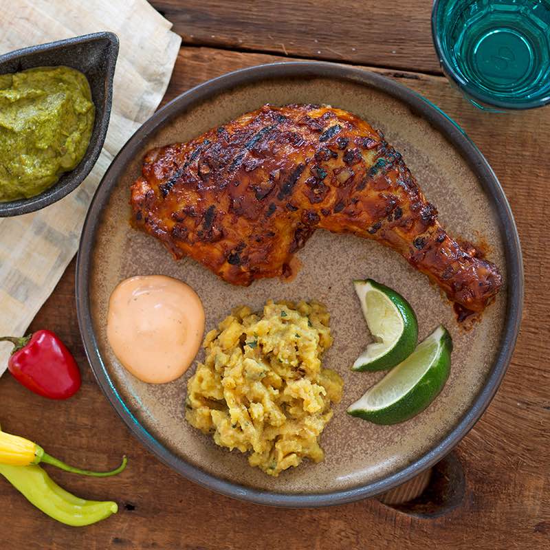 Курка по перуанські з соусами чилі