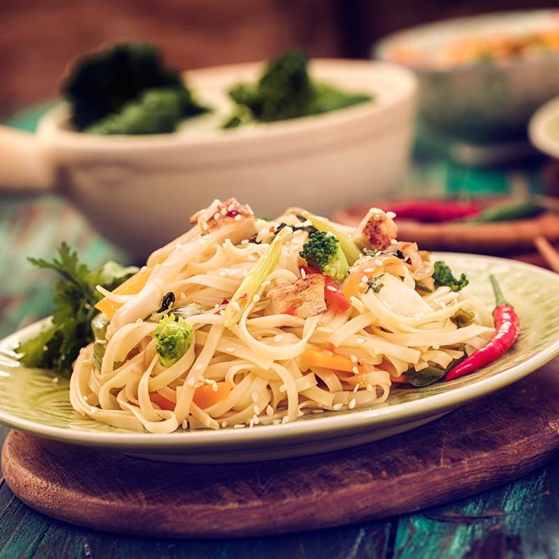 Китайський салат з манго і локшиною 