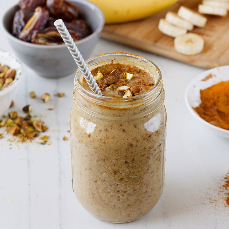 Шоколадно банановий шейк з куркумою та корицею