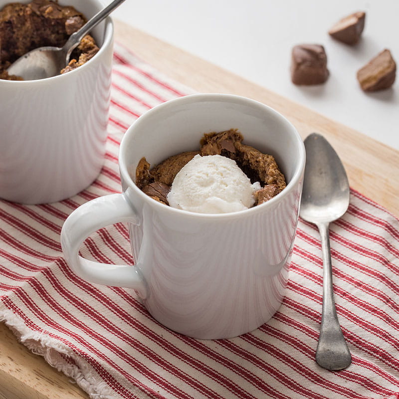 Шоколадний батончик в чашці