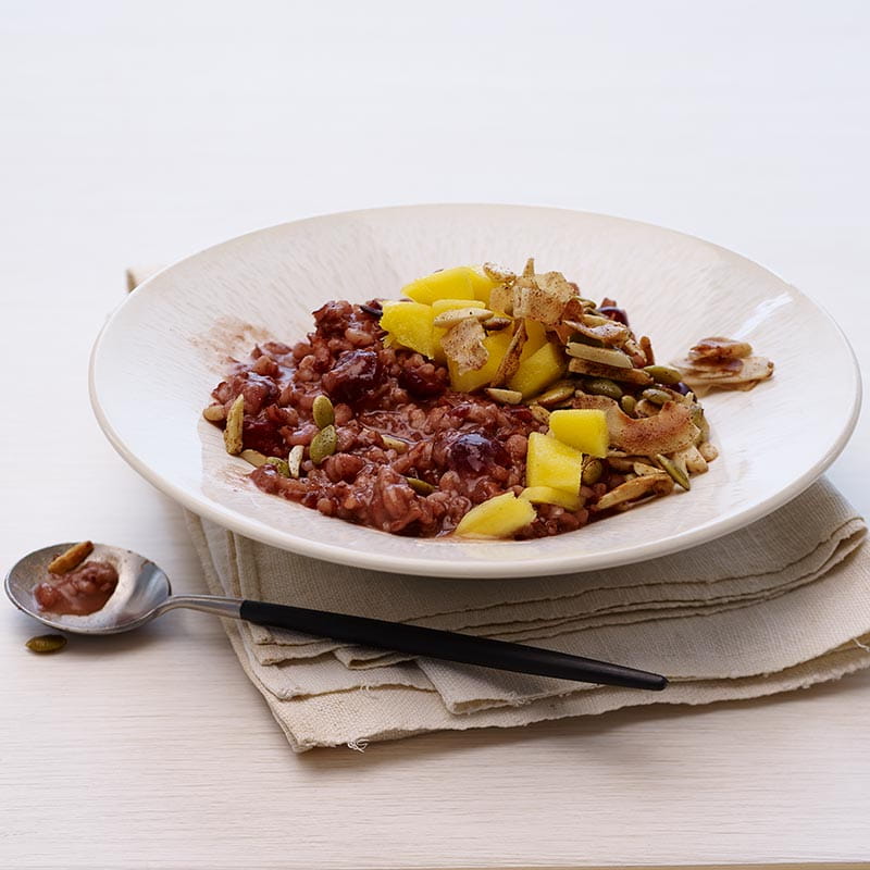 Конджі з червоного рису ячміню манго і кокосовими пластівцями