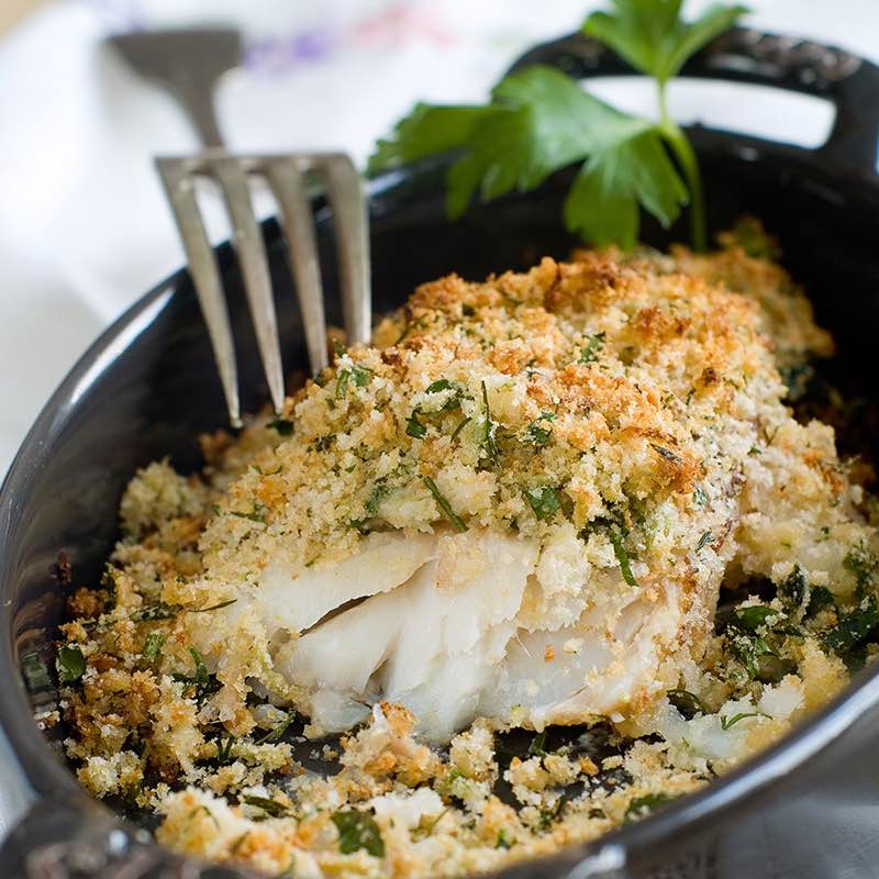 Тріска запечена з насінням матча та салат з помідорів і соусом песто зі шпінату