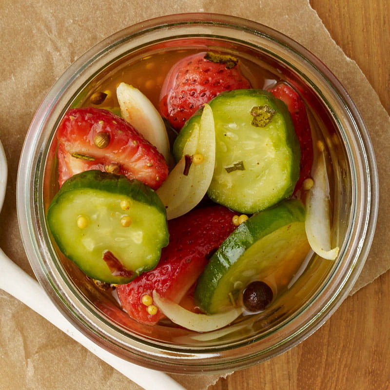 Огірки в копчено солодкому маринаді з полуницею