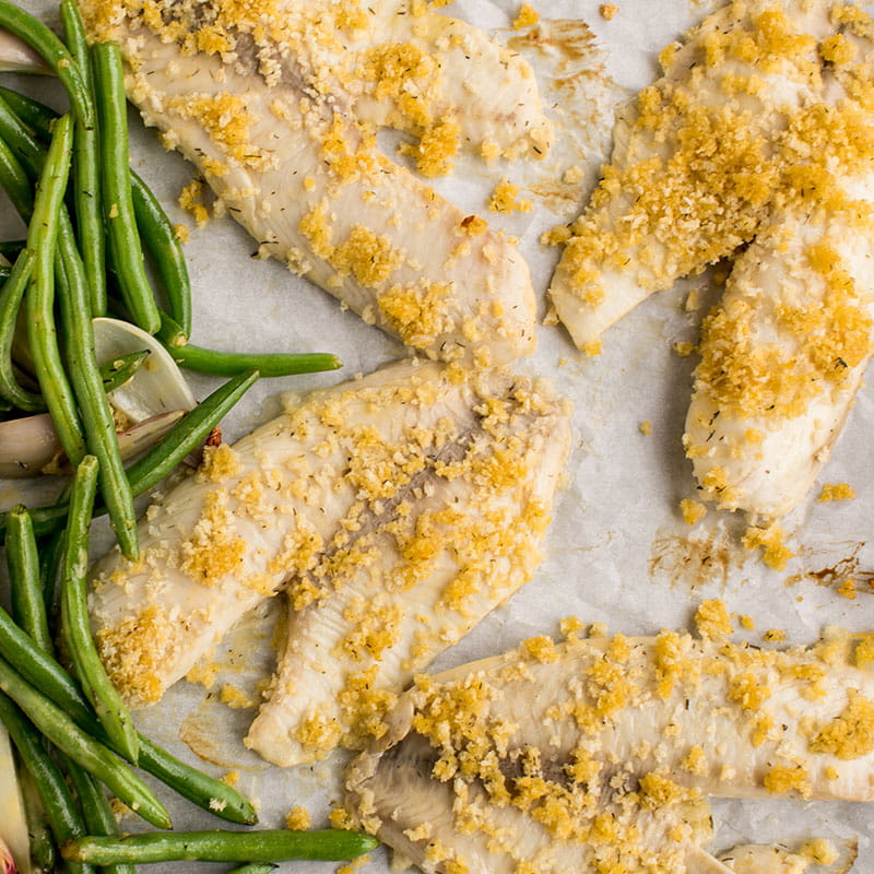 Дорада смажена зі спаржею  мигдальним горіхом і лимонним соусом з кропом