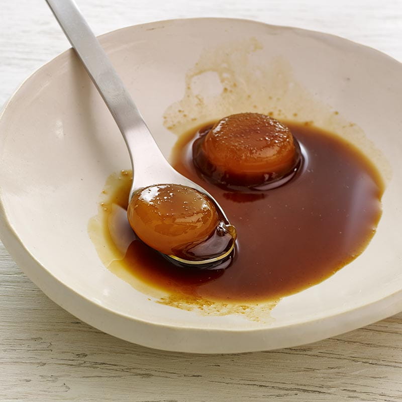 Яєчні жовтки витримані в соєво імбирному соусі