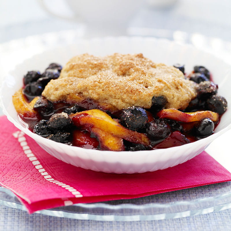 Фруктовий пиріг з чорницею і манго