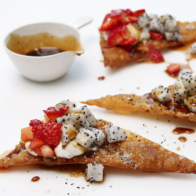 Фрукт дракона полуниця із перцевим сиропом