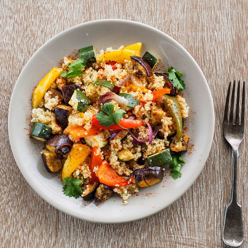 Зелений салат з куркою та подрібненим чорним перцем