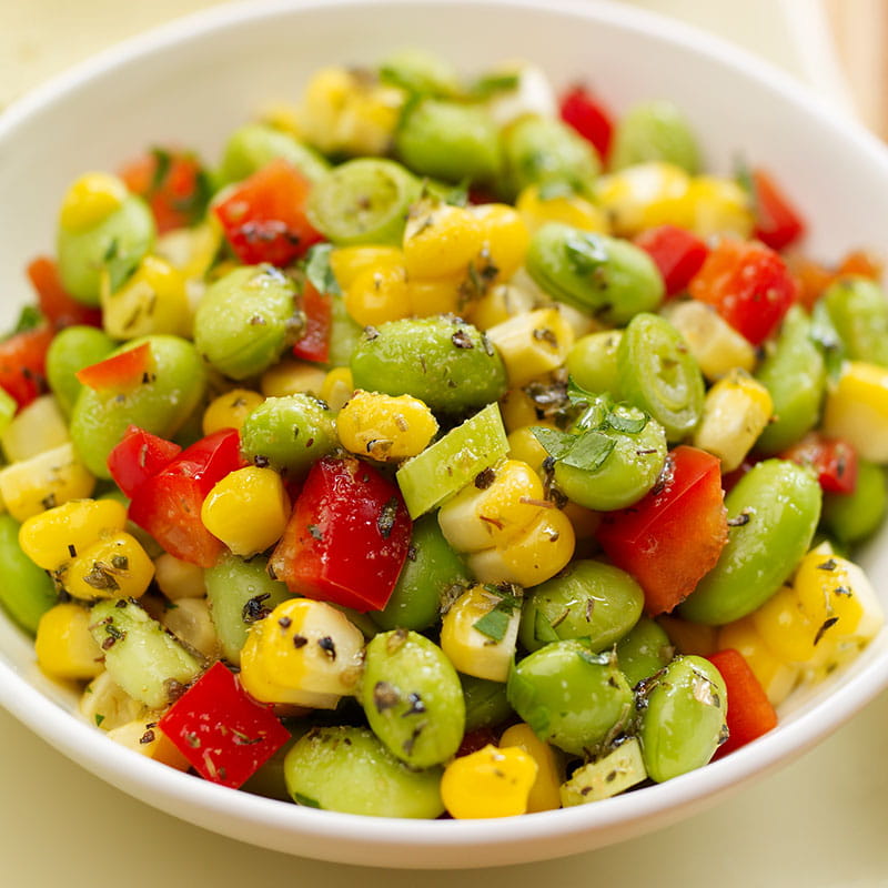 Салат з зеленою соєю  кукурудзою та орегано