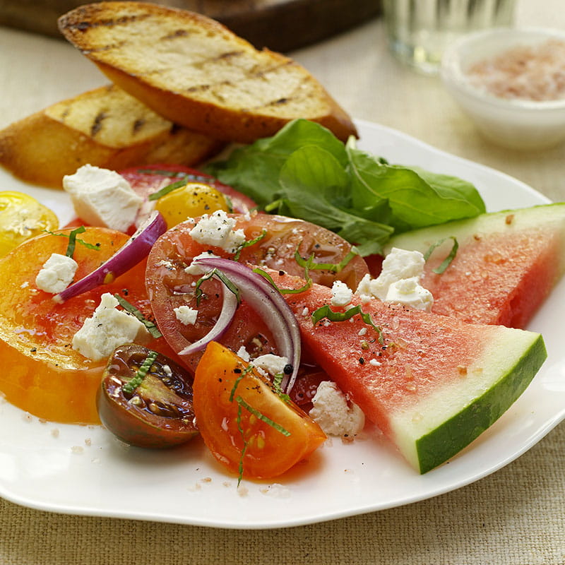 Айсберг з кавуном і соусом з йогурту, кумином і базиліком