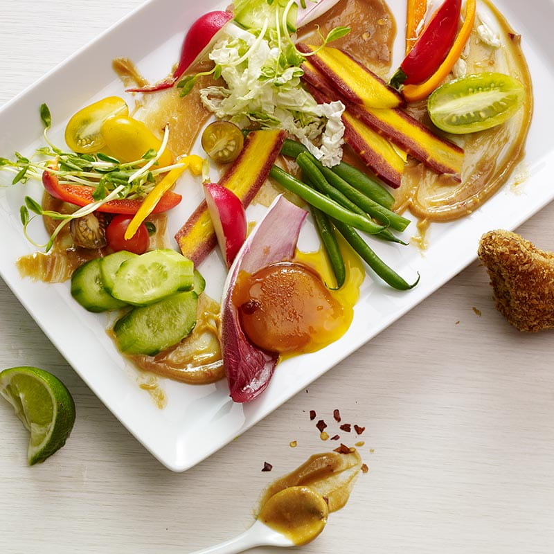 Індонезійський Гадо Гадо салат із яєчними жовтками витриманими в соєво імбирномі соусі та тостами з креветок