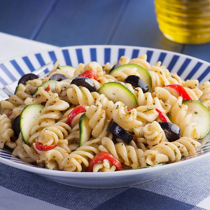 Італійський салат з шинкою сиром і овочами