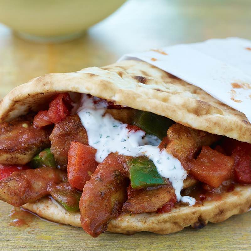 Курка джалфрезі в коржі наан що зазвичай готують у кафе на колесах