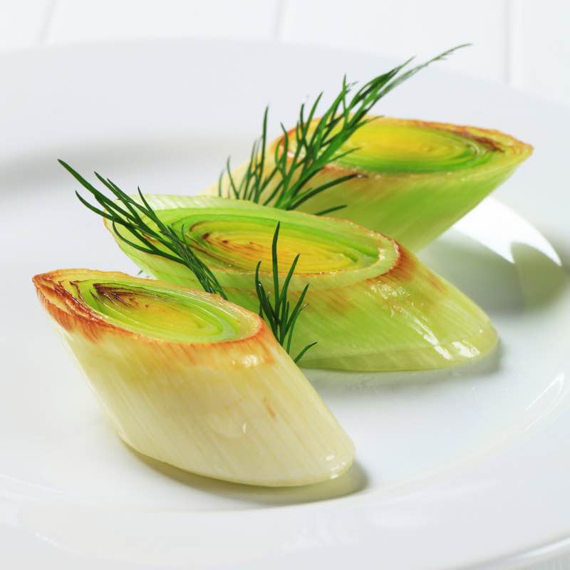 Цибуля порей на грилі з травяним маслом