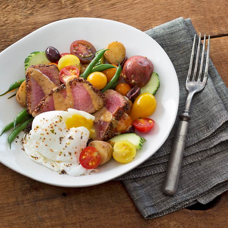 Салат Нісуаз з тунцем приправлений пікантною сумішшю з чіа 