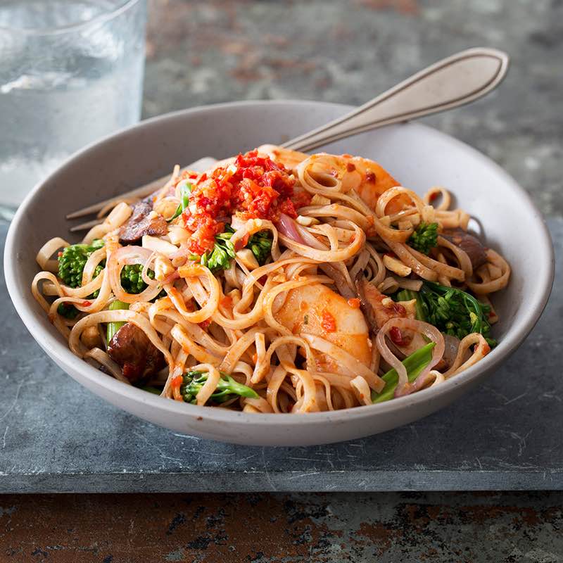 Локшина із соусом самбал, креветками та китайською брокколі