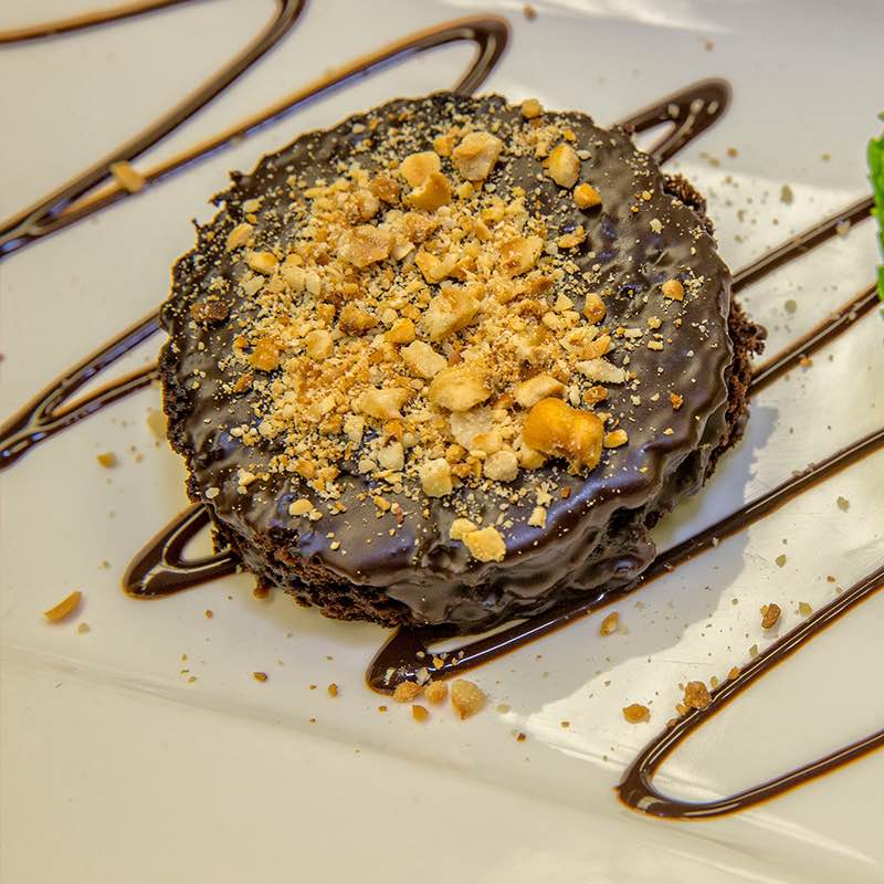 Горіховий торт з шоколадною глазур’ю та спеціями