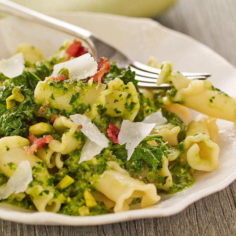 Паста з кудрявою капустою беконом і фісташками