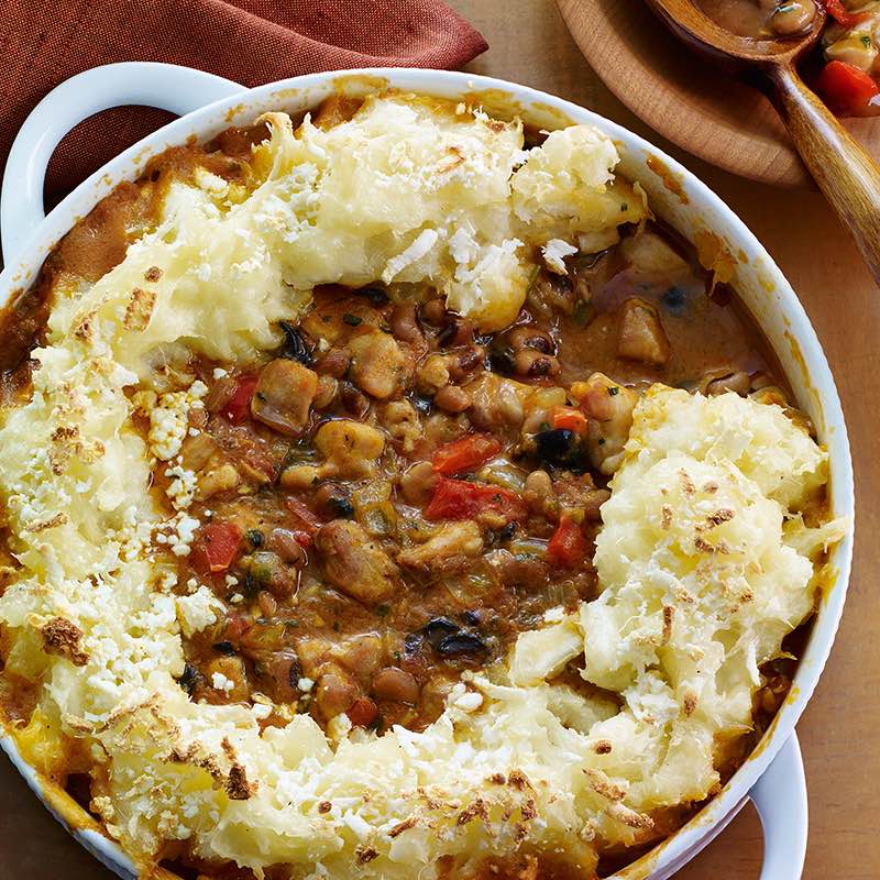 Гостра курка з баїйськими спеціями бобами та пюре з маніоку