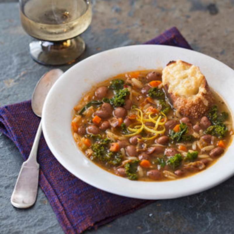 Суп з пастою Орзо шавлією та червоно білою квасолею