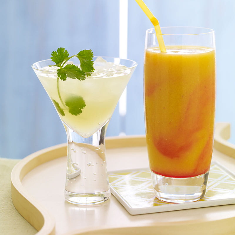 Шипучий коктейль з кінзою та лаймом