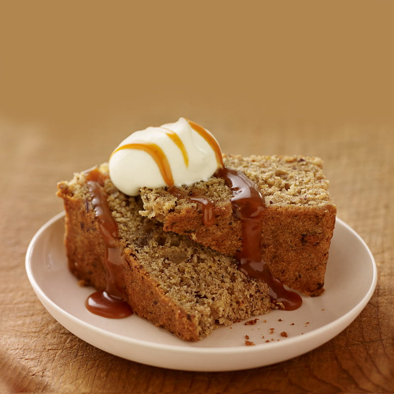 Пряний фініковий пиріг із карамельним соусом і ванільним вершковим кремом