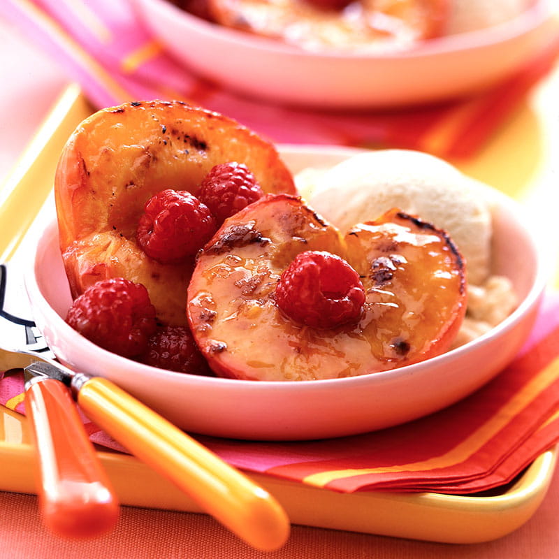 Пряні персики з малиною на грилі 