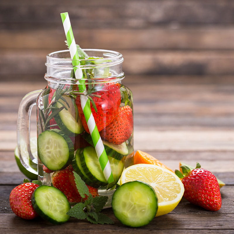 Літній напій з полуницею огірком лаймом та мятою