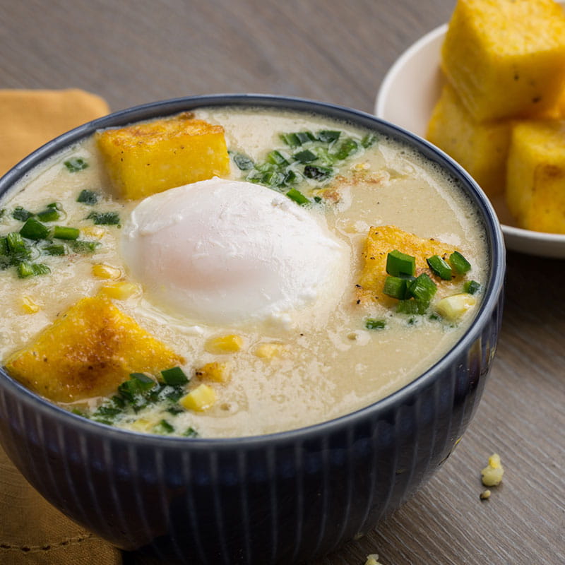 Бульйон із солодкої кукурудзи з яйцем пашот