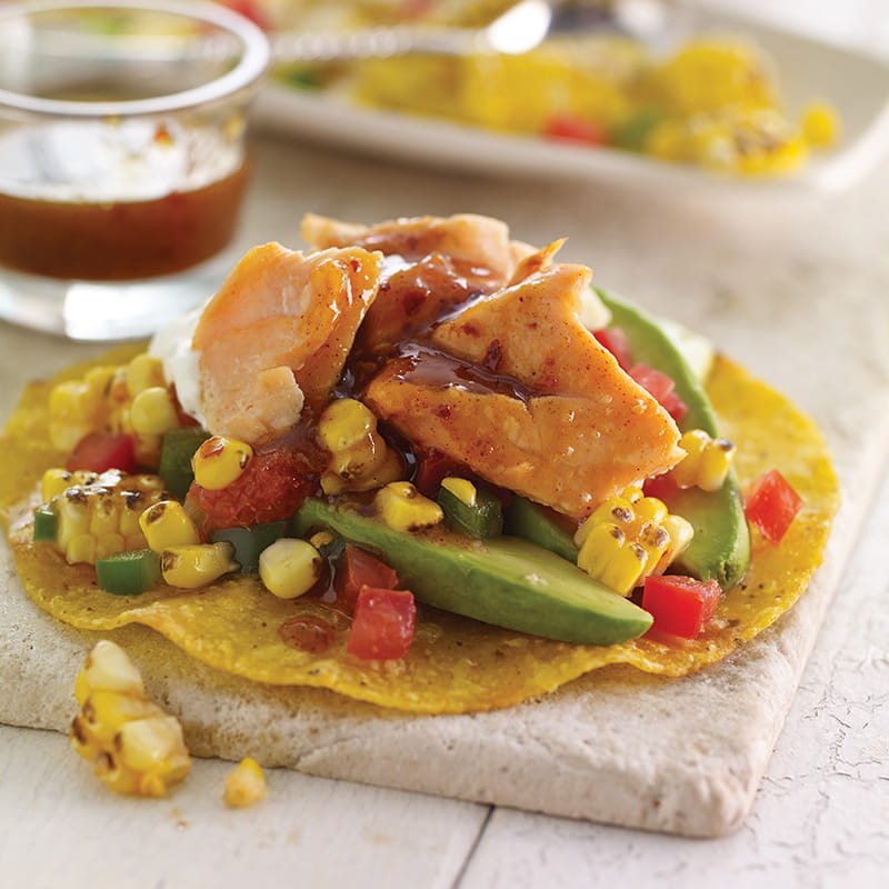 Тостада з лососем соусом чамой та підсмаженою кукурудзою