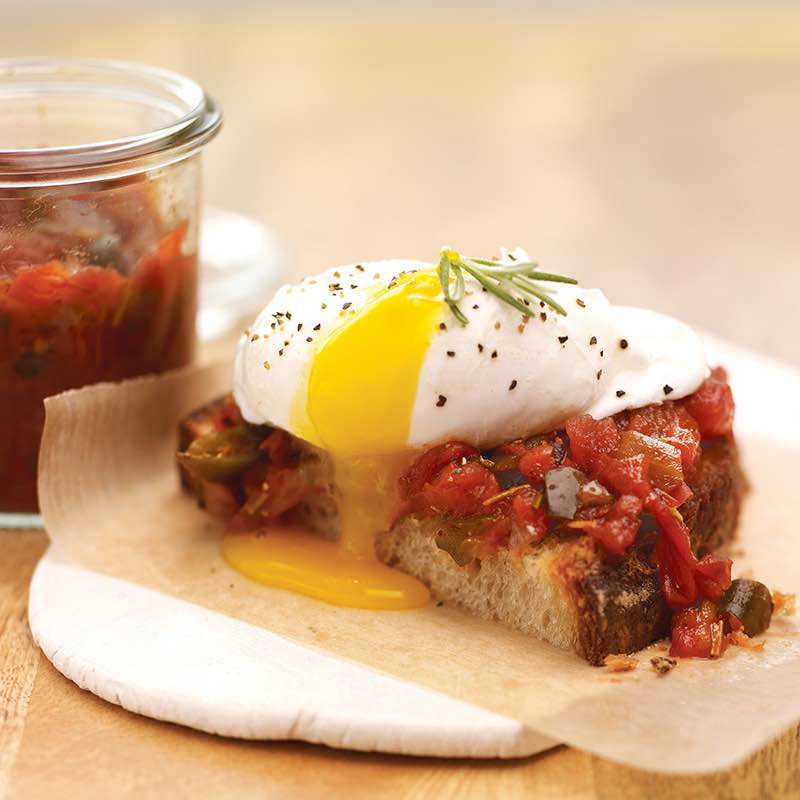 Томатний джем з яйцем пашот та копченим розмарином