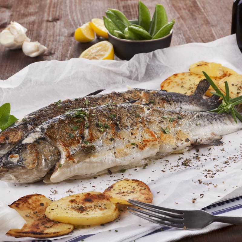 Форель з карі маслом і овочами