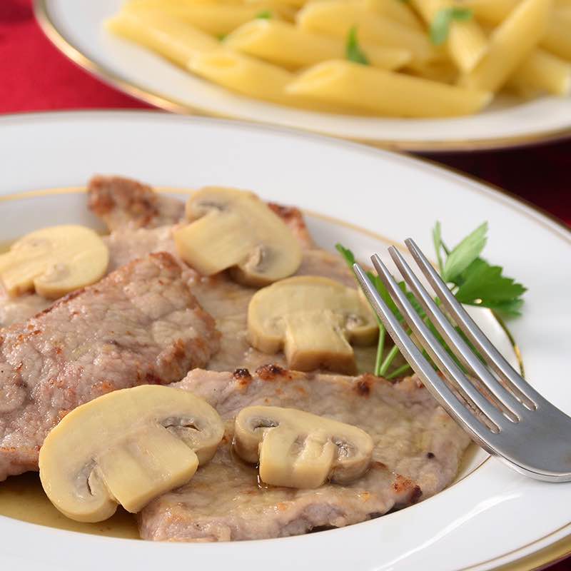 Рулет з телятини та грибів запечений з соусом з трав