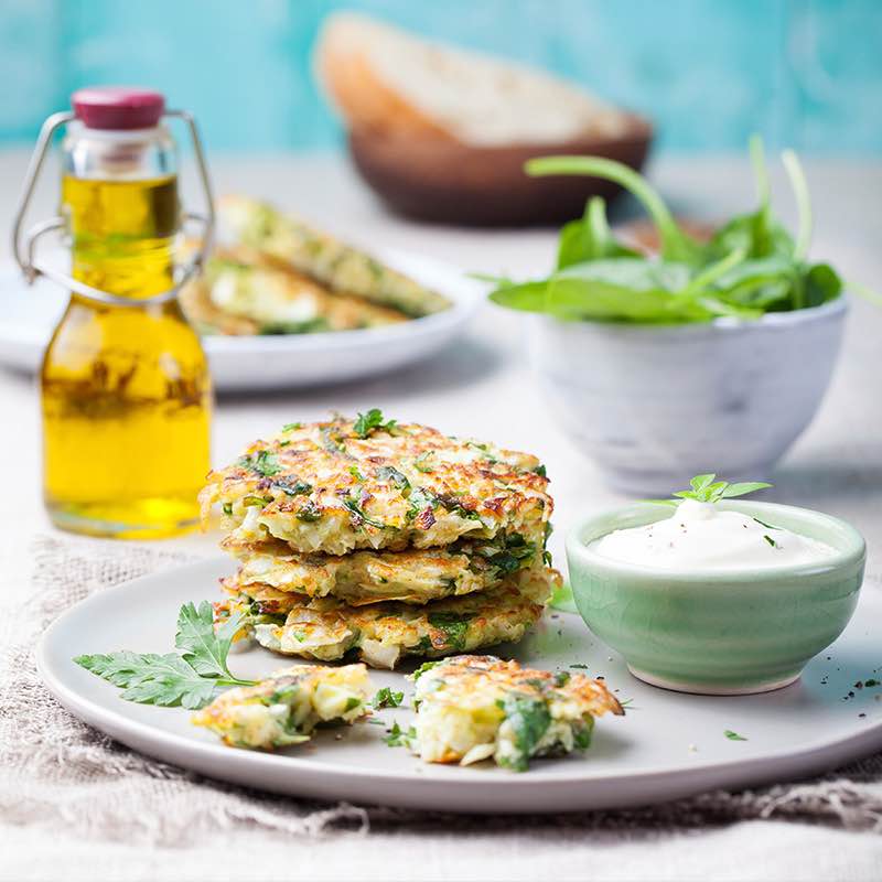 Овочеві млинці, приправлені травами, з йогуртовим соусом з козячого сиру